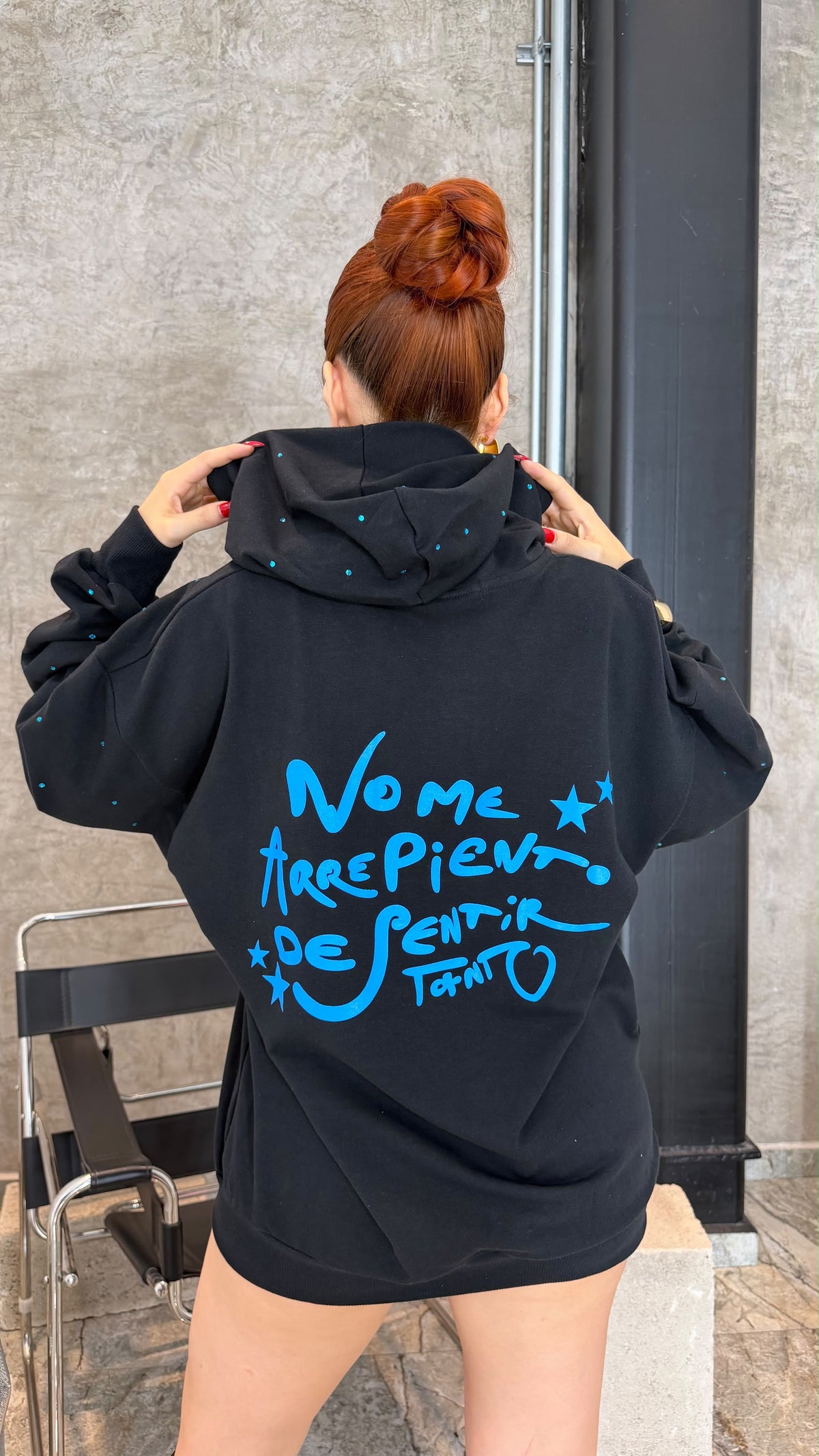 Sudadera no me arrepiento de sentir tanto oversize negra con piedras se envía apartir del 30 de octubre