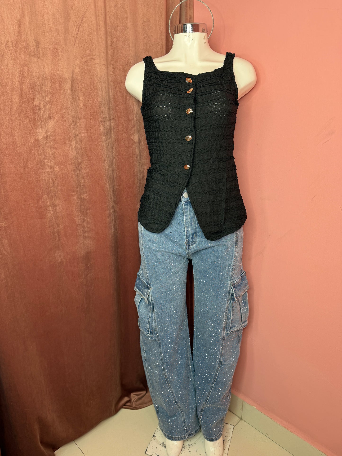 Blusa negra botones dorados