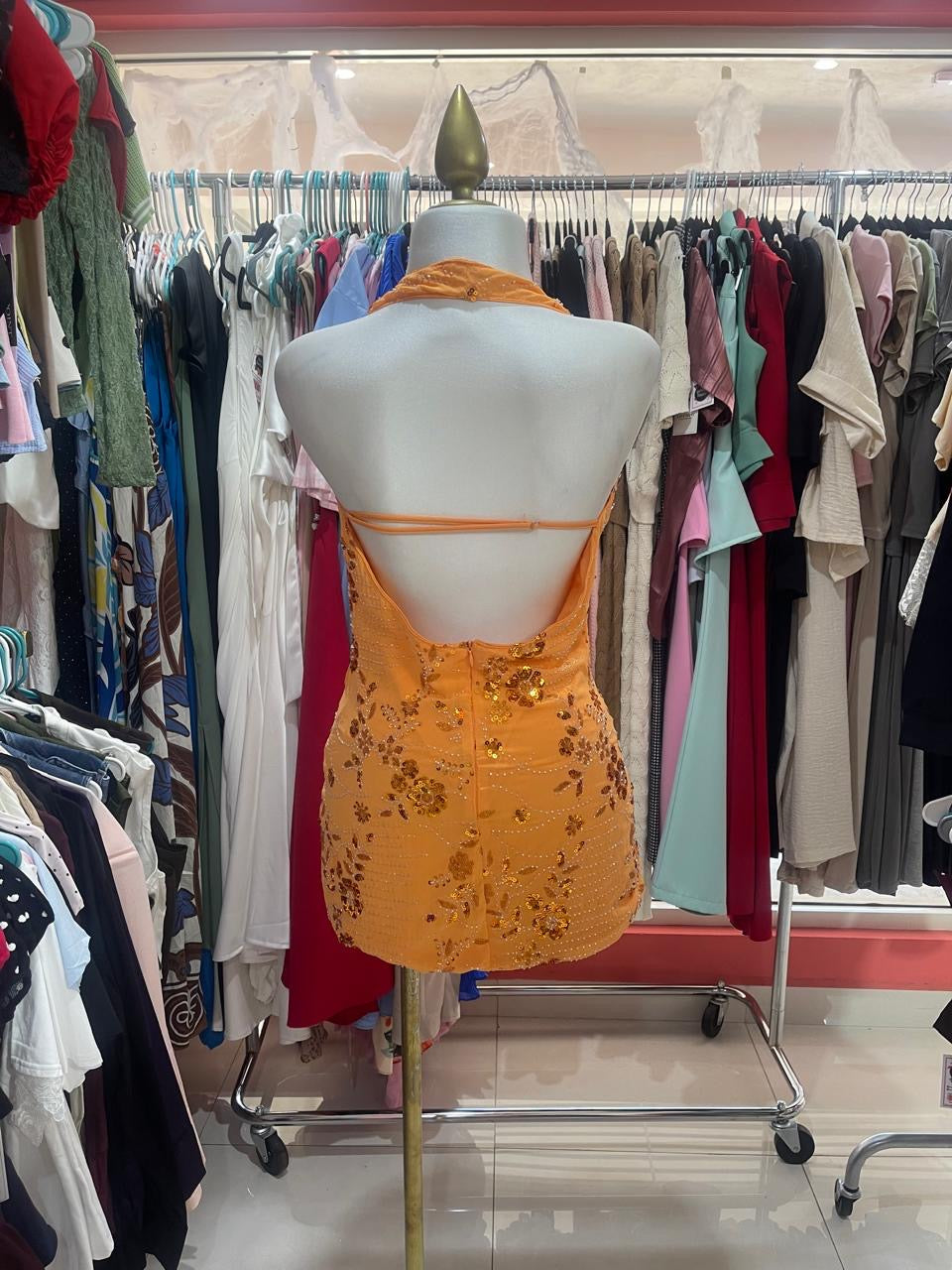 Vestido naranja con lentejuelas