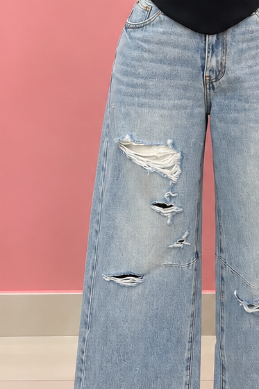 Pantalón rasgado
