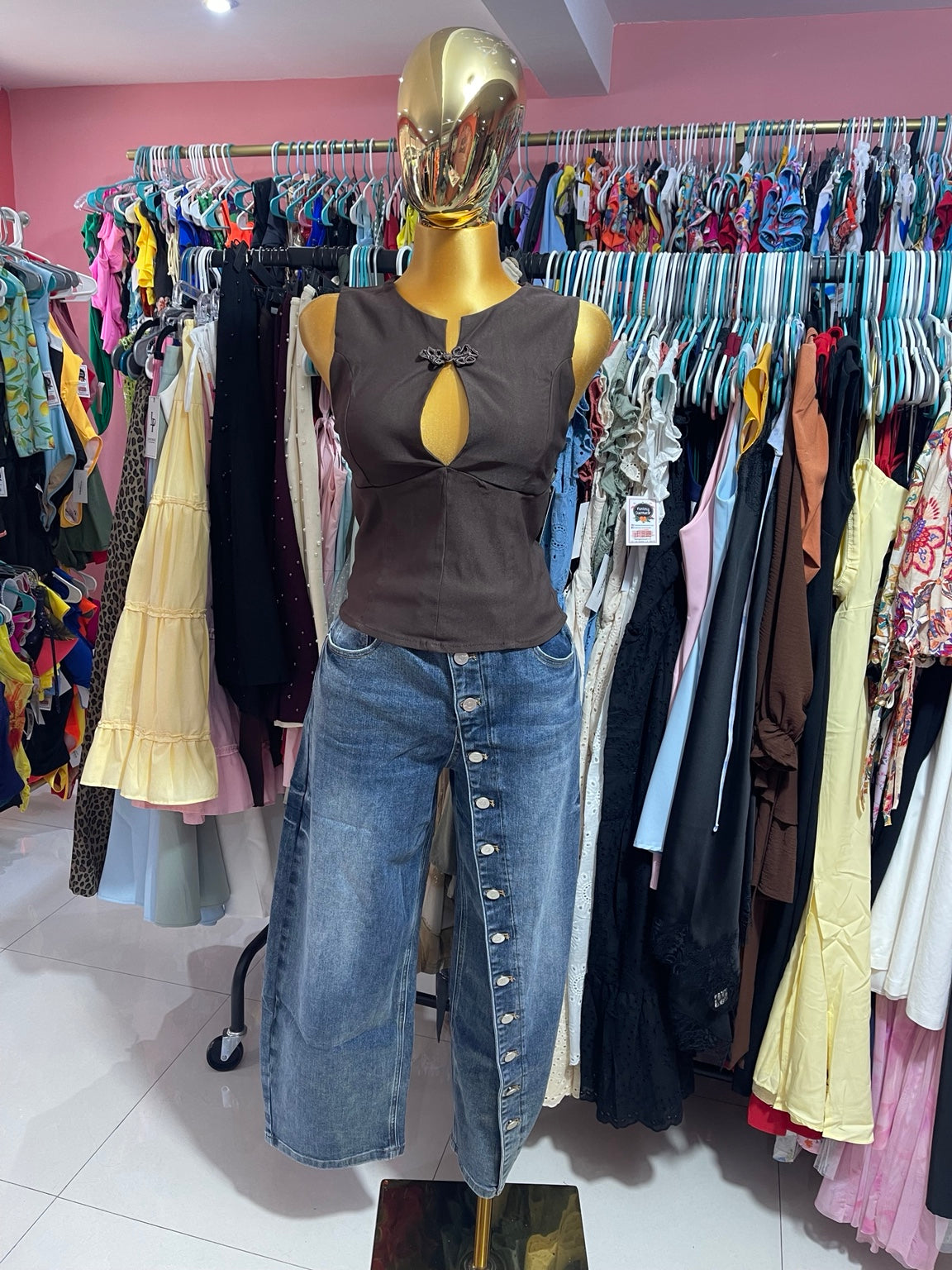 Blusa café con abertura
