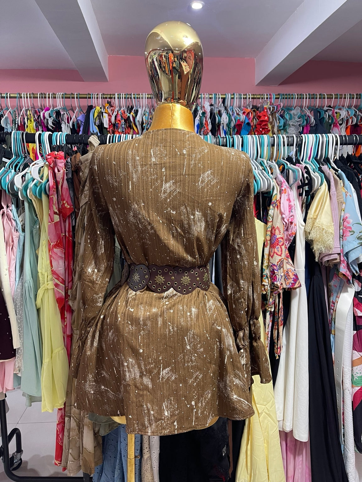 Vestido café con detalle de brillos