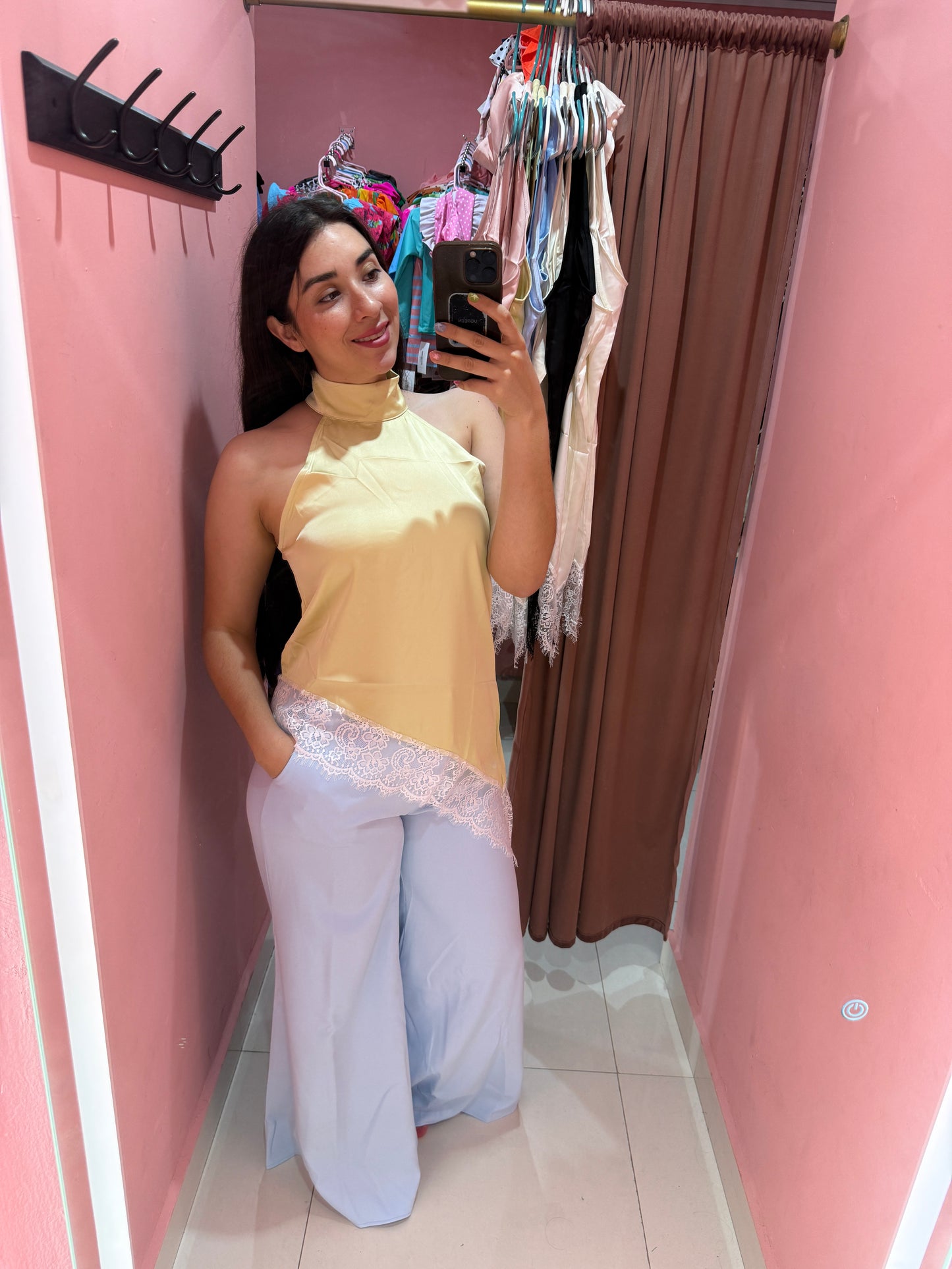 Blusa satinada amarilla encaje blanco