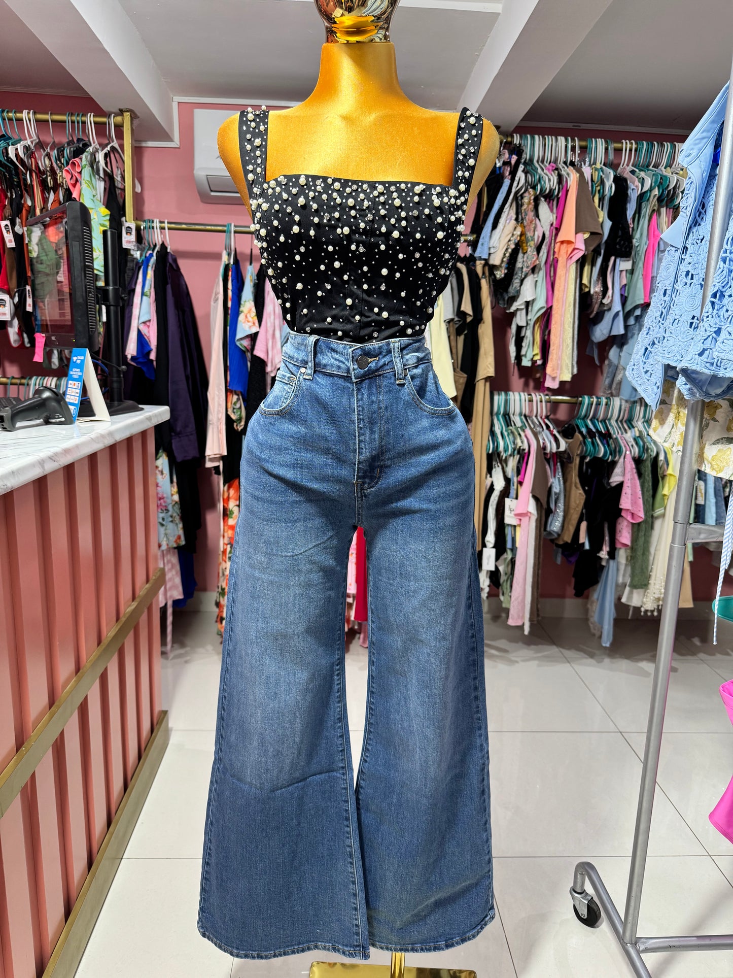 Blusa negra con brillantes y perlas
