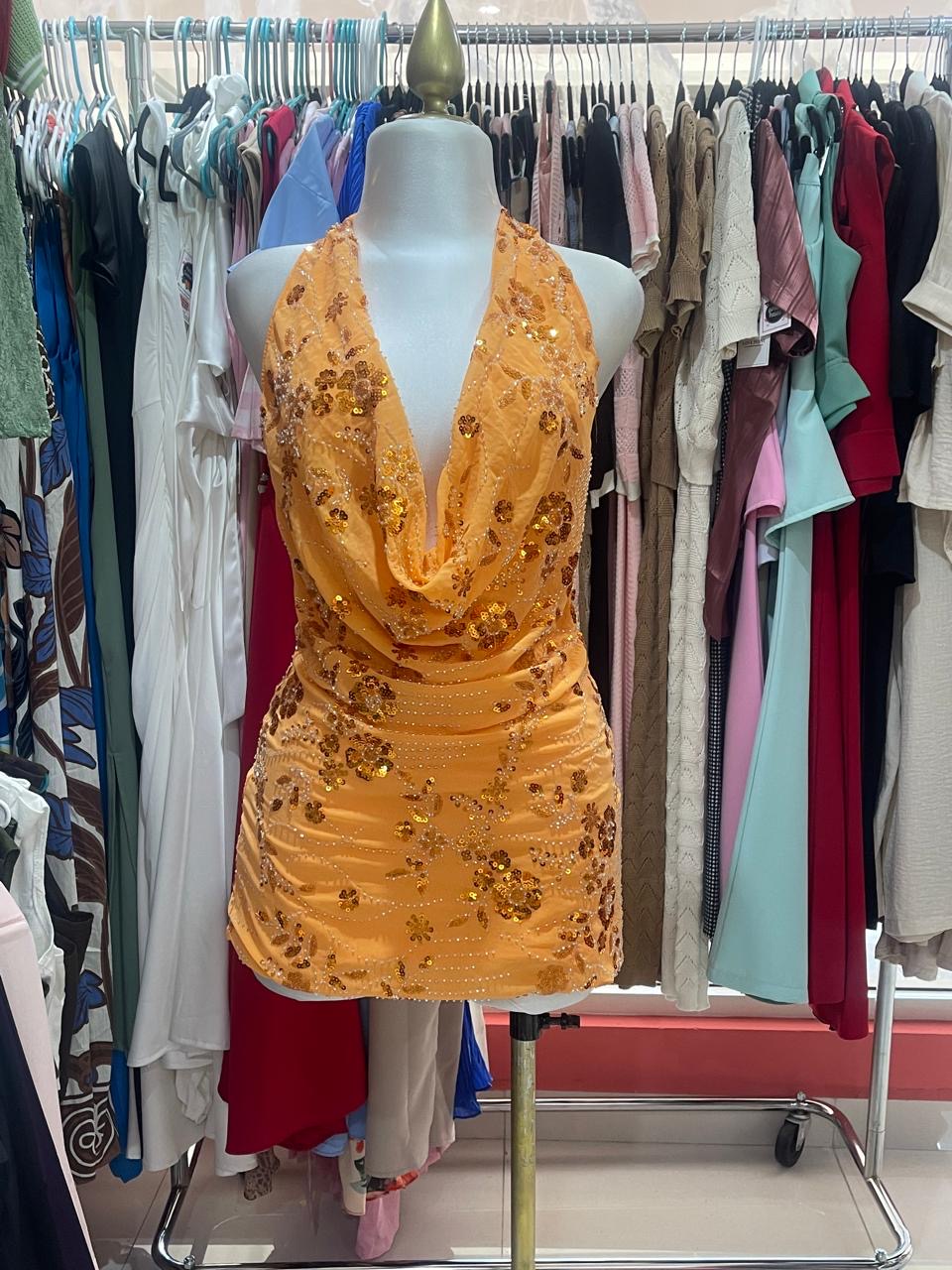 Vestido naranja con lentejuelas