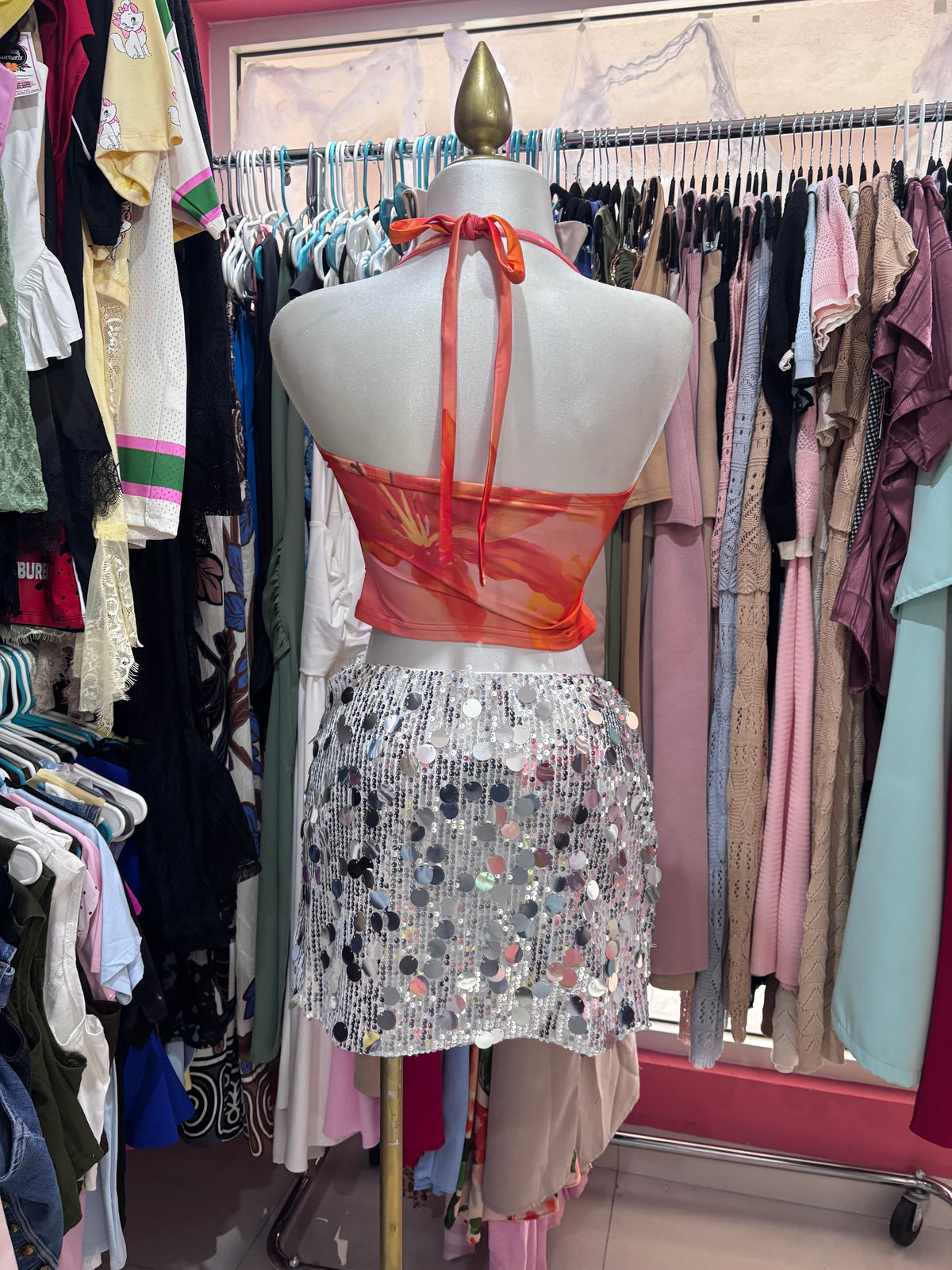 Blusa naranja con flor