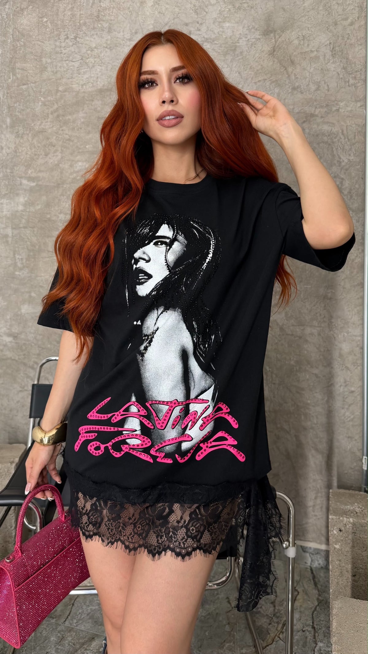 Blusón UNITALLA LATINA FOREVA negro con negro y rosa, Karol G, se envía apartir del 30 de oct