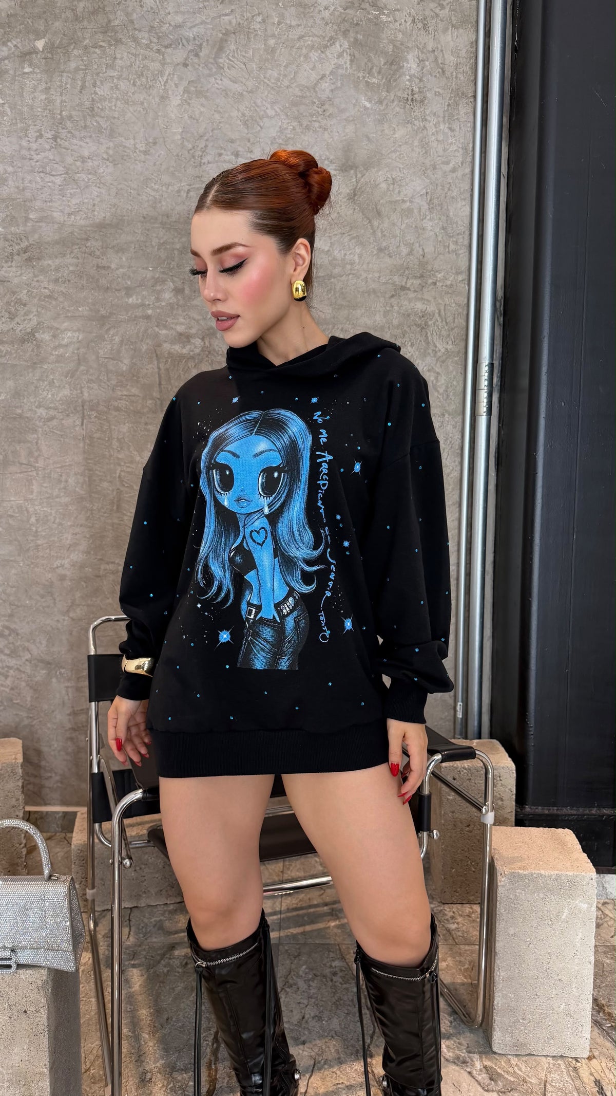 Sudadera no me arrepiento de sentir tanto oversize negra con piedras se envía apartir del 30 de octubre